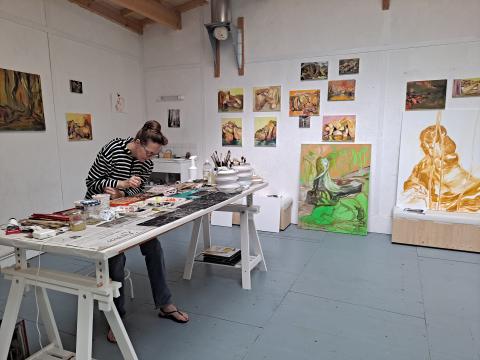 Isabel Duperray dans son atelier au Tournefou